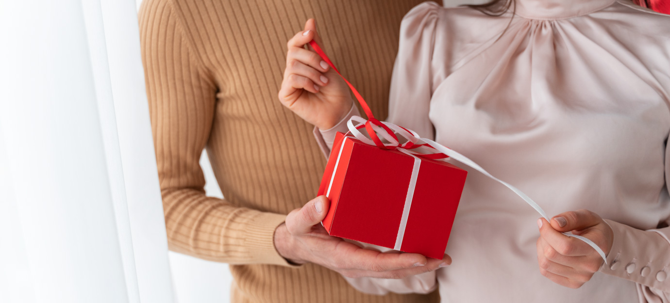 Regali San Valentino 2023: i profumi per lui e per lei 